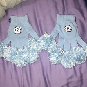 UNC pom-pom gloves